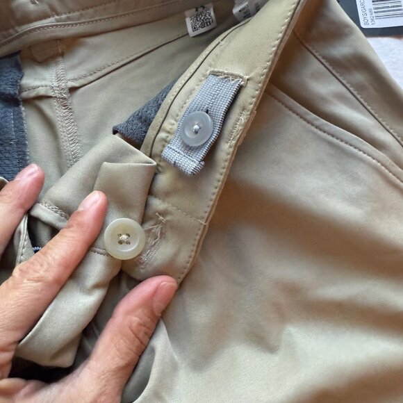 NWT Under Armour Boys Khaki Golf Shorts YSM Adjustable Waistband Lightweight - Picture 5 of 8